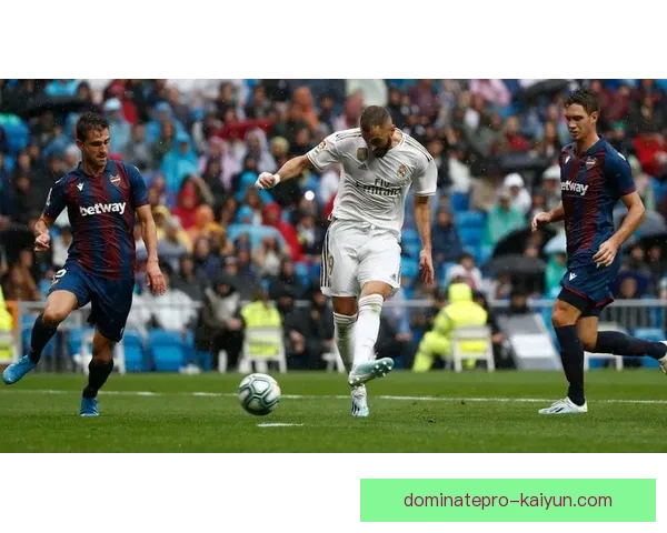 本泽马射门方式解析：技术特点与近期表现趋势